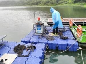 Haul the anchor and anchor chain entirely onto the pontoon platform and secure the connection using a U-shaped shackle.